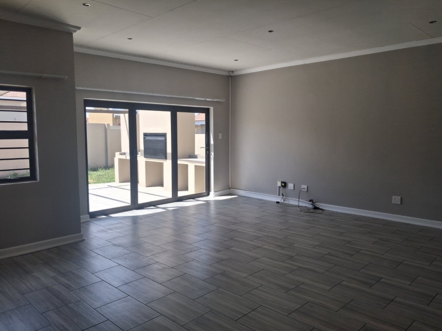 To Let 3 Bedroom Property for Rent in Hillside Free State